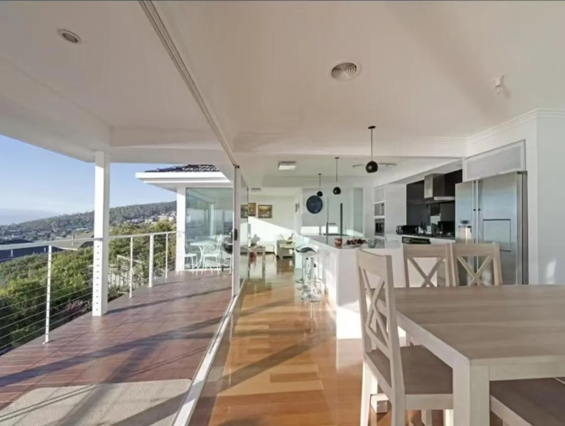Lipscombe Escape Panoramic Views Luxury And Space Hobart Villa